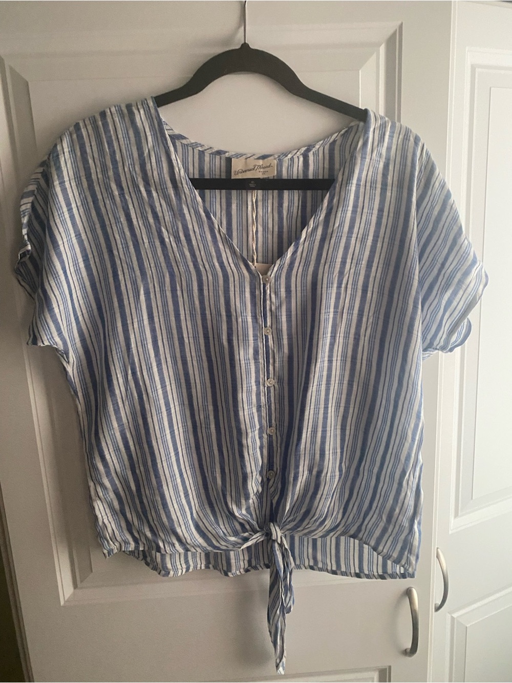 Universal Thread XS Blouse Blue White‎ Striped